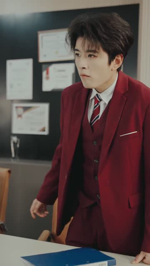 【穿越短剧，我靠美女续命（98集）】超火短剧完整版在线看-第1张图片-热搜短剧最新分享